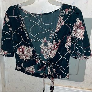 M floral thin low cut crop top